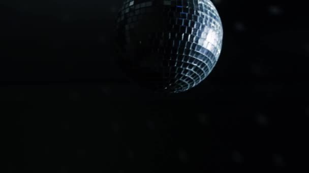 Disco bal met verlichting. Concept. Draaiende discobal in een donkere kamer — Stockvideo