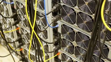 Bitcoin kripto para madencilik çiftliği. Stok görüntüleri. Madencilik bitcoin, profesyonel ekipman ve modern teknoloji konsepti için makineleri kapatın.