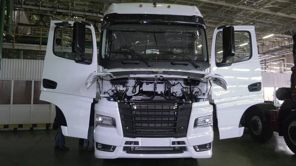 Modern truck assembled at factory. Scene. Truck at stage of completion of assembly at automobile plant. Assembling and checking truck before installing engine — Stock Photo, Image