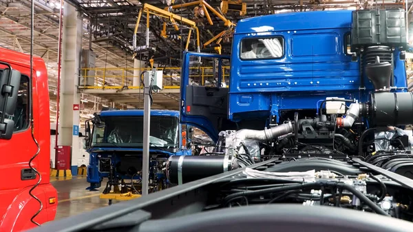 Autó gyártósor gyártás a Kamaz kamiongyárban. Jelenet. Időeltolódás hatás, ipari háttér karosszéria akasztószalaggal, gépészeti koncepció. — Stock Fotó