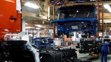 Rusya - Moskova 5 Mart 2020: Kamaz kamyon fabrikasında otomobil üretim hattı. Sahne. Zaman atlaması etkisi, gövdesi asılı endüstriyel arka plan, makine mühendisliği.
