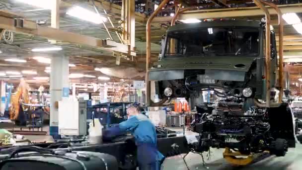 Russia - Mosca 5 marzo 2020: produzione di linee di assemblaggio di automobili presso la fabbrica di camion Kamaz. Scena. Effetto time lapse, sfondo industriale con linea di sospensione del telaio del corpo, ingegneria meccanica — Video Stock