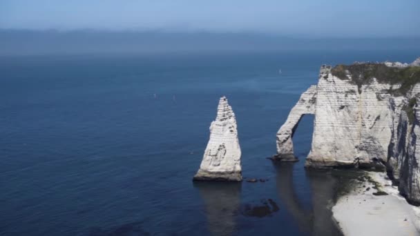 Luftaufnahme der weißen atemberaubenden Klippen und des blauen endlosen Meeres an einem sonnigen Sommertag. Handeln. Erstaunliche Meereslandschaft mit Felsen auf blauem Himmel Hintergrund. — Stockvideo