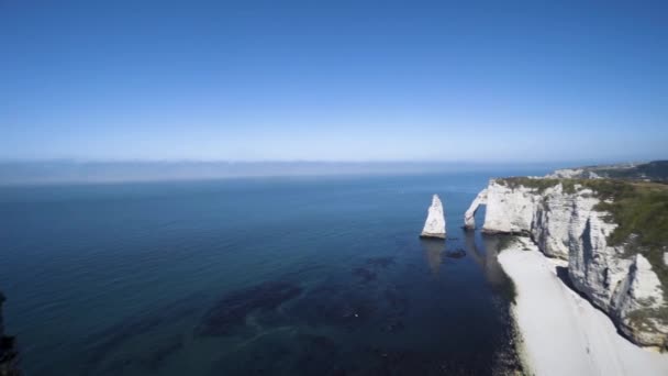 Flygfoto över vita fantastiska klippor och blått ändlöst hav på en solig sommardag. Börja. Fantastisk havsutsikt med stenar på blå himmel bakgrund. — Stockvideo