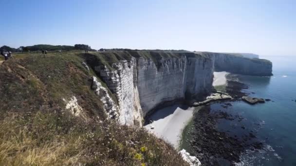 Häpnadsväckande kustscen med stora klippor kust släppa i havet — Stockvideo