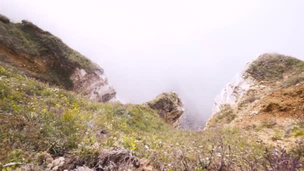 Landskap av berget under solig dag med dimma och molnig himmel. Börja. Häpnadsväckande kant av bergstoppen på sommaren. — Stockvideo