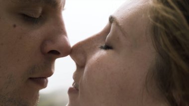 Aşıklar birbirlerine sevgi gösterirler ve burun öpüşmesi, romantizm ve ilişki konsepti yaparlar. Başla. Eskimo öpüşürken hassas bir çiftin yakınına git..
