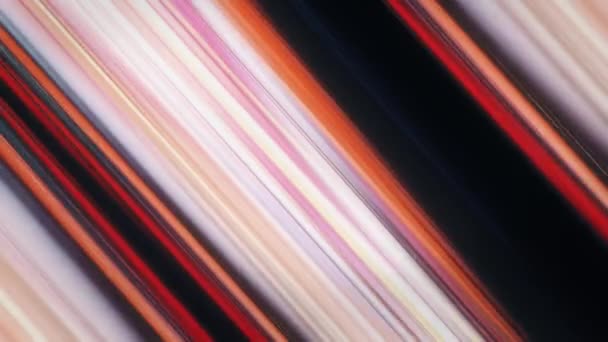 Rayons lumineux abstraits et brillants sur fond noir. Animation. Belles lignes droites diagonales chatoyantes se déplaçant et clignotant, boucle transparente .