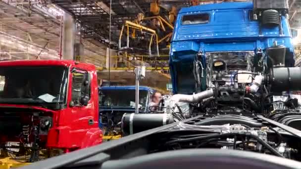 Producción de líneas de montaje de automóviles en la fábrica de camiones Kamaz. Escena. Efecto lapso de tiempo, fondo industrial con línea colgante del marco del cuerpo, concepto de ingeniería mecánica . — Vídeos de Stock