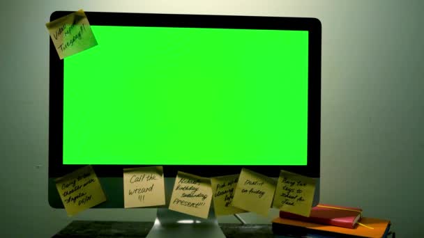 Schermo del computer verde con note. Concetto. Computer con schermo verde è incollato intorno ai bordi con adesivi di carta con promemoria e parole motivazionali — Video Stock