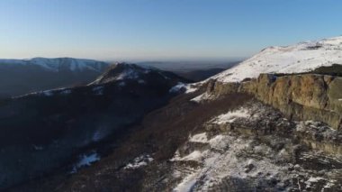 Dağda sonbahar sabahı, sarı çimenler, bazen kar olur ve kozalaklı orman büyür. Vuruldu. Karlı kayalar ve uzak uçsuz bucaksız düzlükler..