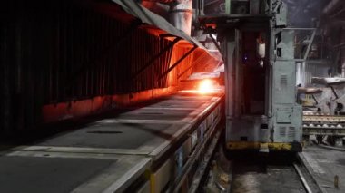 Rusya - Moskova 5 Mart 2020: Metal bir üretim hattının yan görüntüsü ve çalışma sırasında otomatik kaynak makinesi. Sahne. Zaman aşımı etkisi, teknolojiler ve mühendislik kavramı.