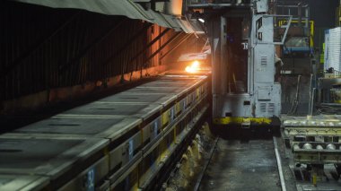 Eritme eski fabrikada işe yarıyor. Sahne. Eski pis atölyede eritme operasyonu kontrollü yangınla gerçekleştirilir. Fabrikada metal alaşımı için yangınla çalışmak