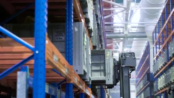在工厂仓库工作场景。将集装箱放在企业仓库货架上的技术.自动化装置把沉重的货物搬到仓库货架上 — 图库视频影像
