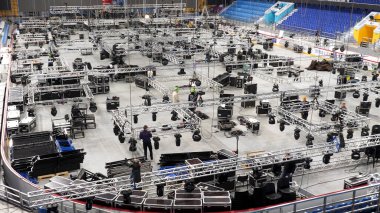 Spor salonundaki bir konser için profesyonel ses, ışık, video ve sahne ekipmanı kurulumu. Stok görüntüleri. Sahne aydınlatma ekipmanları kaldırma kirişine kelepçelenir.
