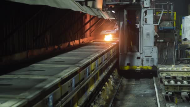 Schmelzarbeiten in der alten Fabrik. Szene. Auf alten schmutzigen Werkstatt wird Schmelzbetrieb mit kontrolliertem Feuer durchgeführt. Arbeit mit Feuer für Metalllegierungen in Fabrik — Stockvideo