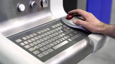 Modern kontrol panelini çalıştıran adama yakın çekim. Sahne. Klavyesi ve faresi olan modern kontrol paneli. Donanım görevlerini girmek için klavye ile kontrol paneli