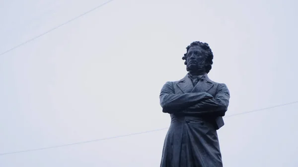 Staty av Alexander Pushkin, berömd rysk poet. Begreppet. Statyn av Pushkin i Sankt Petersburg — Stockfoto