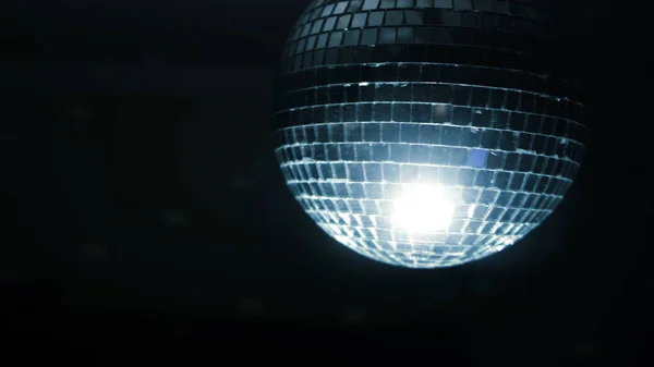 Disco bal met verlichting. Concept. Draaiende discobal in een donkere kamer — Stockfoto