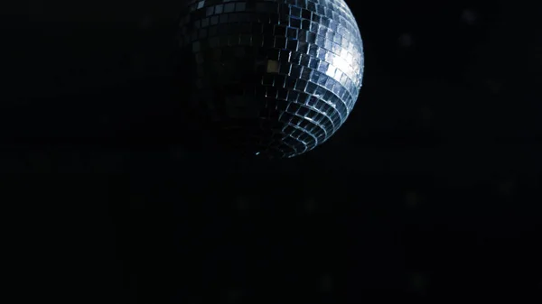Pallone da discoteca con luci. Concetto. Spinning disco ball in una stanza buia — Foto Stock