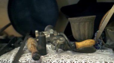 Eski Rus yaşamının eşyaları. Stok görüntüleri. Eski Rus yaşamı müzesindeki kulübede çalışmak için gerçek eşyalar. İşçiler klasik ev eşyaları