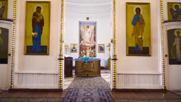 Corredor a la Iglesia Cristiana con iconos. Imágenes de archivo. Paso simétrico con hermosos iconos a la sala central de la Iglesia rusa — Vídeo de stock