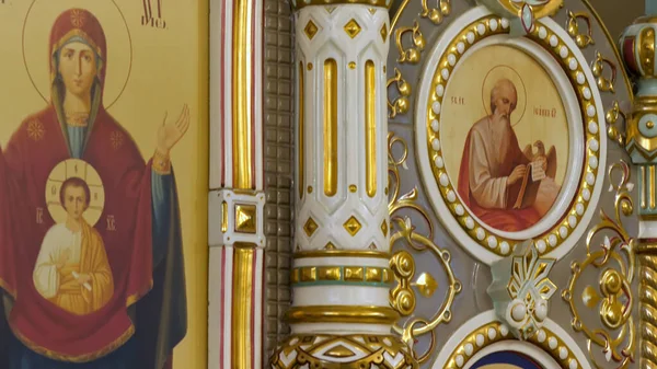 Russie - Moscou, 25 mars 2020 : Intérieur d'une église orthodoxe décorative avec beau mur de fresque recouvert d'icônes, concept de religion. Images d'archives. Mur du temple orthodoxe recouvert d'or . — Photo