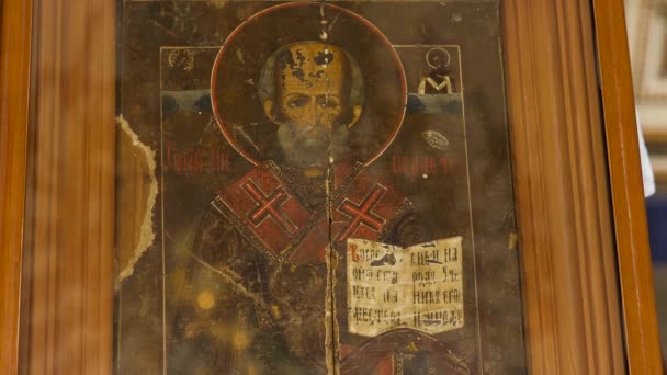 Russia - Moscow, 25 March 2020: Close up of sacred icon with holy figuresof the Eastern Orthodox church, religion concept. Stock footage. Ancient valuable icon showing biblical story. — Stock Video