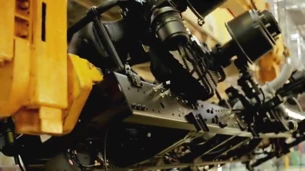 Clôture du processus d'assemblage de la voiture à la ligne de production. Images d'archives. Détail rotatif du mécanisme à l'usine d'assemblage de voitures, concept de construction .