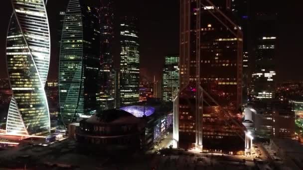 Vista aérea del distrito de negocios en Moscú con los millones de luces brillantes, concepto de vida de la gran ciudad, Rusia. Imágenes de archivo. Impresionante paisaje nocturno de rascacielos por la noche . — Vídeos de Stock