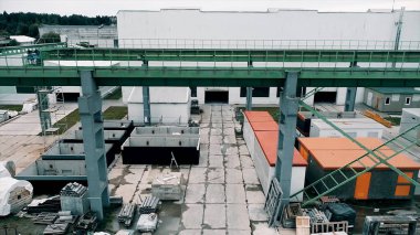 Elektrik dağıtım istasyonunda yürüyen koruyucu üniformalı ve kasklı işçilerin hava görüntüsü. Stok görüntüleri. Enerji ve profesyonel tesisler kavramı.