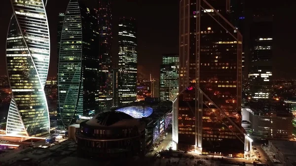 Vista aérea do distrito de negócios em Moscou com os milhões de luzes brilhantes, conceito de vida na cidade grande, Rússia. Imagens de stock. Paisagem noturna deslumbrante de arranha-céus à noite . — Fotografia de Stock