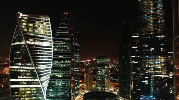 Vista aérea del distrito de negocios en Moscú con los millones de luces brillantes, concepto de vida de la gran ciudad, Rusia. Imágenes de archivo. Impresionante paisaje nocturno de rascacielos por la noche . —  Fotos de Stock