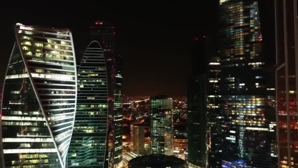 Flygfoto över affärsdistrikt i Moskva med miljontals lysande ljus, storstadsliv koncept, Ryssland. Lagerbilder. Fantastisk natt landskap skyskrapor på natten. — Stockvideo
