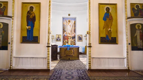 有图标的基督教教堂走廊。库存录像。带有美丽图标的对称通道通往俄罗斯教堂中央大厅 — 图库照片