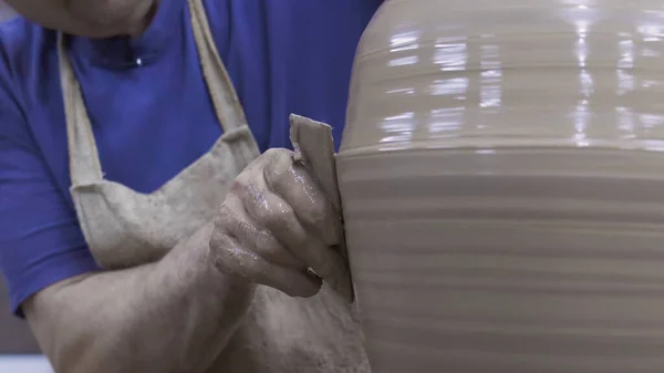 Close-up de profissional Potter criando jarro de barro. Imagens de stock. Trabalho magistral de Potter com argila em processo de criação de jarro em oficina — Fotografia de Stock