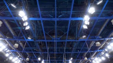 Sahne için sahne ışıkları ve ekipman kurulumu. Stok görüntüleri. Sahne, tribün, profesyonel ekipman ve projektörlerle performans veya yarışmadan önce hazırlanıyor