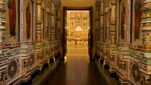 Bel intérieur doré de l'église avec des icônes lumineuses. Images d'archives. Belle iconostase au milieu de la salle d'or de l'église. Intérieur en or de luxe de l'église — Video