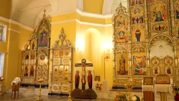 Schöne goldene Innenausstattung der Kirche mit hellen Ikonen. Archivmaterial. Schöne Ikonostase in der Mitte der Goldenen Halle der Kirche. Goldfarbenes Luxusinterieur der Kirche — Stockvideo