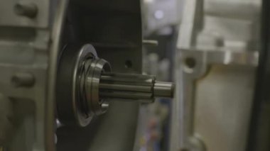 Araba montaj fabrikasındaki metal parçalarını birbirine bağla. Sahne. Otomobil montaj tesisinde makine ve ekipman..