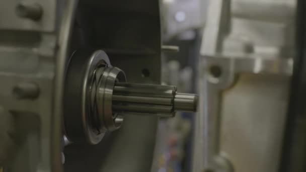 Nahaufnahme von Verbindungsteilen aus Metallteilen in der Automontagefabrik. Szene. Maschinen und Anlagen im Montagewerk. — Stockvideo