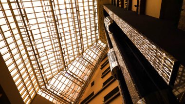 Fütürist Asansör güzel bir binada. Stok görüntüleri. Yüksek pencereli ve sıcak ışıklandırmalı güzel ışık binasında modern asansör tasarımı