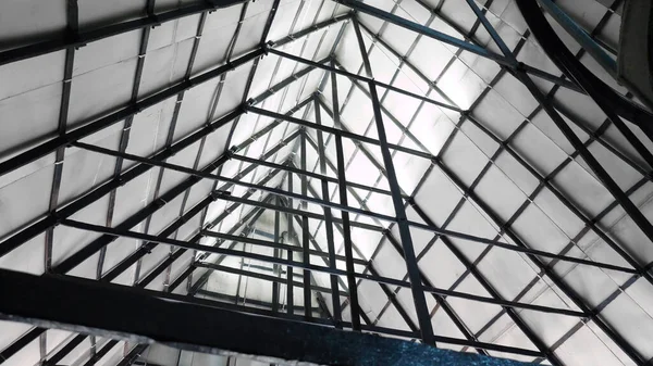Trekantigt tak med järnbalkar. Lagerbilder. Botten syn på metall struktur triangulära tak med många balkar. Under triangelformade valv av metall struktur — Stockfoto