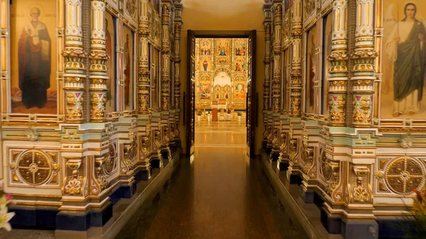 Bel intérieur doré de l'église avec des icônes lumineuses. Images d'archives. Belle iconostase au milieu de la salle d'or de l'église. Intérieur en or de luxe de l'église — Photo