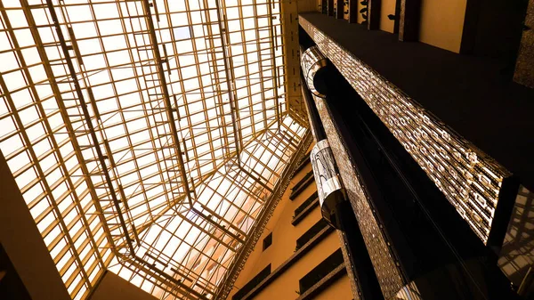 Elevador futurista em belo edifício. Imagens de stock. Design de elevador moderno em belo edifício de luz com janelas altas e iluminação quente — Fotografia de Stock