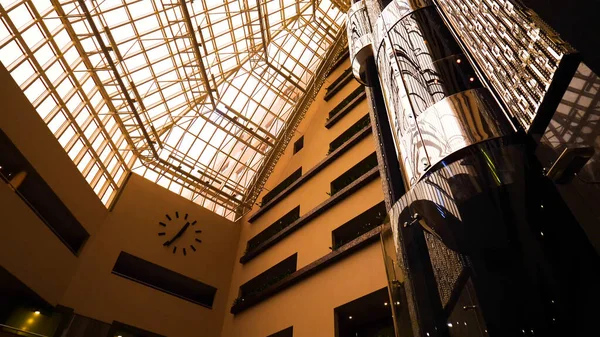 아름다운 건물에 있는 미래 엘리베이터입니다. 자료 화면이요. 현대식 엘리베이터가고 성능 창문 과 따뜻 한 조명을 갖춘 아름다운 조명 건물로 설계되다 — 스톡 사진