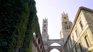 Katedral 'in iki kulesinin altındaki caddede. Başla. Köprü ile birbirine bağlı iki katedral kulesi manzaralı güzel Avrupa caddesi