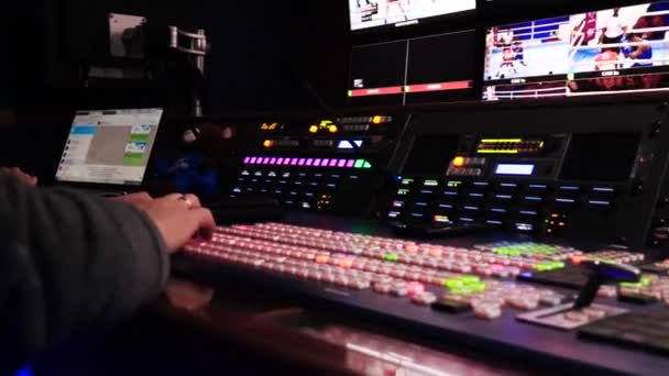 Painel de controle do estúdio de TV. Imagens de stock. Muitos botões luminosos diferentes no equipamento de TV na gravação Studio. Painel de controle profissional para gravação e edição de programas de TV — Vídeo de Stock