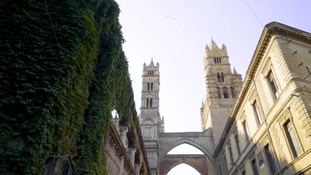 Straat onder twee torens van de kathedraal. Actie. Prachtige Europese straat met uitzicht op twee torens van de kathedraal verbonden door een brug — Stockvideo