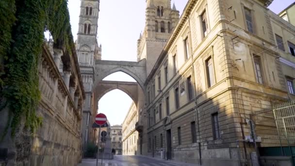 Calle bajo dos torres de Catedral. Acción. Hermosa calle europea con vista a dos torres de Catedral conectadas por puente — Vídeo de stock